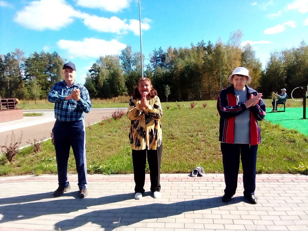 Занятие на спортивной площадке на свежем воздухе Занятие на спортивной площадке на свежем воздухе